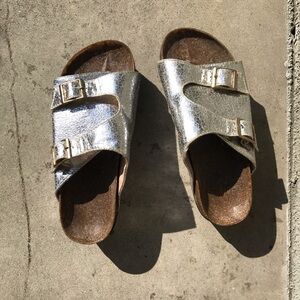 Metallic Silver Flatform Sandals with Buckles EUC
